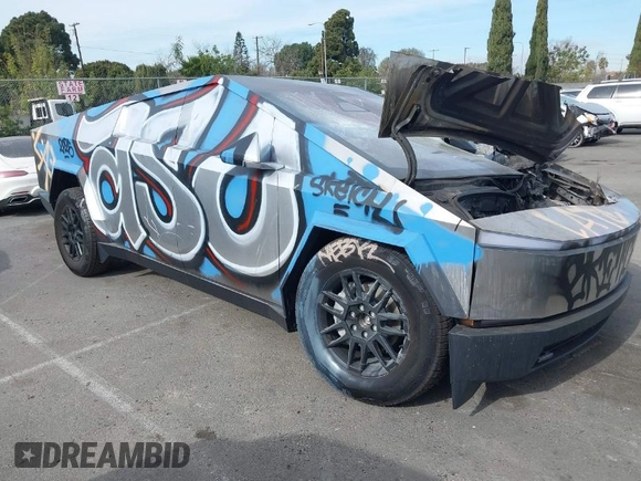 2024 Tesla Cybertruck z VIN 7G2CEHED9RA050686, wystawiony jako IAAI lot #41399354 z przebiegiem Nie podano mil oraz . Historia ofert i sprzedaży dostępna na DreamBid. Obrazek 1.