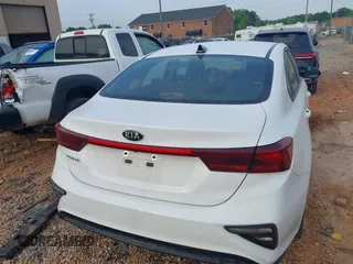 2019 Kia Forte LXS z VIN 3KPF24AD9KE077229, wystawiony jako IAAI lot #42032528 z przebiegiem 68 529 mil mil oraz . Historia ofert i sprzedaży dostępna na DreamBid. Obrazek 16.