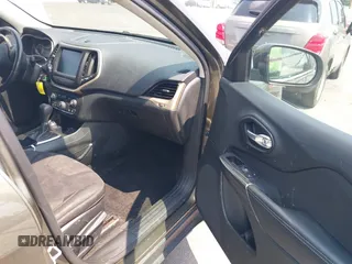 2015 Jeep Cherokee Latitude z VIN 1C4PJMCS9FW551694, wystawiony jako IAAI lot #42424992 z przebiegiem 125 852 mil mil oraz . Historia ofert i sprzedaży dostępna na DreamBid. Obrazek 5.