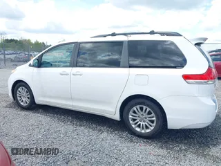 2011 Toyota Sienna XLE AAS z VIN 5TDYK3DC6BS172939, wystawiony jako IAAI lot #42111002 z przebiegiem 172 160 mil mil oraz . Historia ofert i sprzedaży dostępna na DreamBid. Obrazek 15.