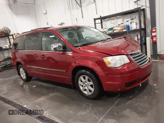 2010 Chrysler Town & Country Touring Plus z VIN 2A4RR8DX7AR480395, wystawiony jako IAAI lot #42171948 z przebiegiem 113 740 mil mil oraz . Historia ofert i sprzedaży dostępna na DreamBid. Obrazek 13.