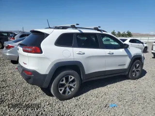2018 Jeep Cherokee Trailhawk with VIN 1C4PJMBB5JD512333, listed as a Copart auction lot 61485865 with 83,223 mi miles and Salvage title. Bid and sale history available at DreamBid. Image 3.