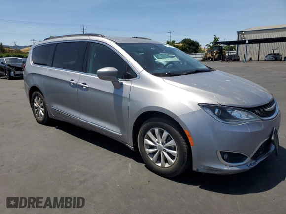 2017 Chrysler Pacifica Touring L with VIN 2C4RC1BG1HR539758, listed as a Copart auction lot 53117135 with 130,628 mi miles and Clean Title. Bid and sale history available at DreamBid. Image 4.