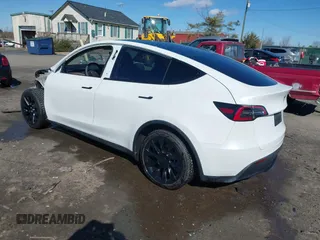 2021 Tesla Model Y Long Range with VIN 5YJYGAEE6MF196610, listed as a IAAI auction lot 41516909 with 30,431 mi miles. Bid and sale history available at carsss.com. Image 3.