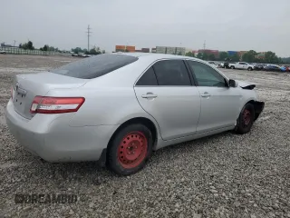 2010 Toyota Camry z VIN 4T1BF3EK1AU075962, wystawiony jako Copart lot #58929065 z przebiegiem 216 986 mil mil oraz Szkoda całkowita • Salvage title. Historia ofert i sprzedaży dostępna na DreamBid. Obrazek 3.