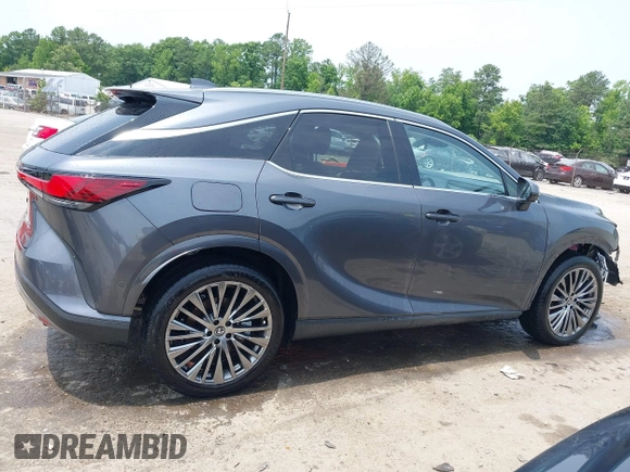 2024 Lexus RX 450h+ Luxury z VIN JTJCJMGA3R2017955, wystawiony jako IAAI lot #42395578 z przebiegiem 6 297 mil mil oraz . Historia ofert i sprzedaży dostępna na DreamBid. Obrazek 13.