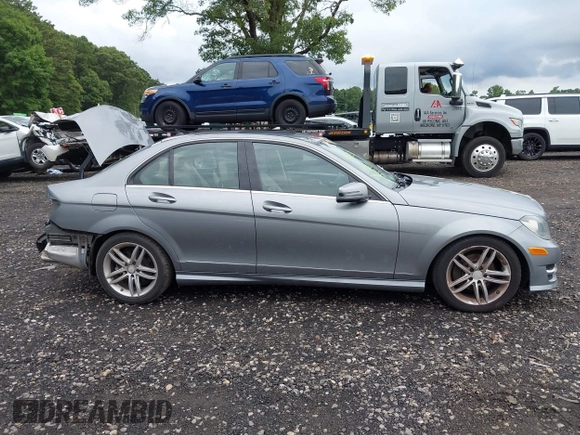 2012 Mercedes-Benz C 300 Sport z VIN WDDGF8BB6CR227659, wystawiony jako IAAI lot #42707331 z przebiegiem 131 822 mil mil oraz . Historia ofert i sprzedaży dostępna na DreamBid. Obrazek 13.