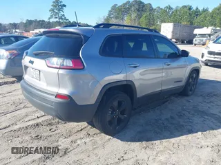 2019 Jeep Cherokee Latitude Plus z VIN 1C4PJLLB0KD448373, wystawiony jako IAAI lot #41589622 z przebiegiem 75 835 mil mil oraz . Historia ofert i sprzedaży dostępna na DreamBid. Obrazek 4.