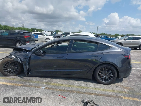 2025 Tesla Model 3 Long Range z VIN 5YJ3E1EBXSF909124, wystawiony jako IAAI lot #42015297 z przebiegiem Nie podano mil oraz . Historia ofert i sprzedaży dostępna na DreamBid. Obrazek 13.