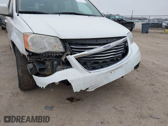 2014 Chrysler Town & Country Touring with VIN 2C4RC1BG8ER255121, listed as a IAAI auction lot 41518676 with 46,087 mi miles. Bid and sale history available at carsss.com. Image 6.
