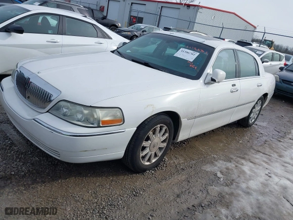2007 Lincoln Town Car Signature Limited with VIN 1LNHM82W67Y614033, listed as a IAAI auction lot 41386702 with 201,587 mi miles. Bid and sale history available at carsss.com. Image 17.