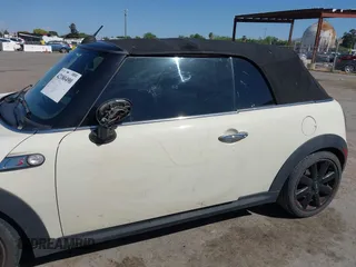 2010 MINI Convertible S z VIN WMWMS3C59ATY09465, wystawiony jako IAAI lot #42180490 z przebiegiem 112 343 mil mil oraz . Historia ofert i sprzedaży dostępna na DreamBid. Obrazek 15.