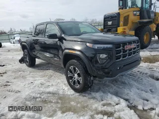 2024 GMC Canyon 4WD AT4 z VIN 1GTP6DEK7R1219298, wystawiony jako Copart lot #46954975 z przebiegiem 5325 mil mil oraz Szkody całkowita. Historia ofert i sprzedaży dostępna na DreamBid. Obrazek 4.