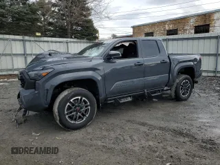 2024 Toyota Tacoma SR5 z VIN 3TYLB5JN0RT011903, wystawiony jako Copart lot #47809955 z przebiegiem Nie podano mil oraz Szkoda całkowita • Salvage title. Historia ofert i sprzedaży dostępna na DreamBid. Obrazek 1.