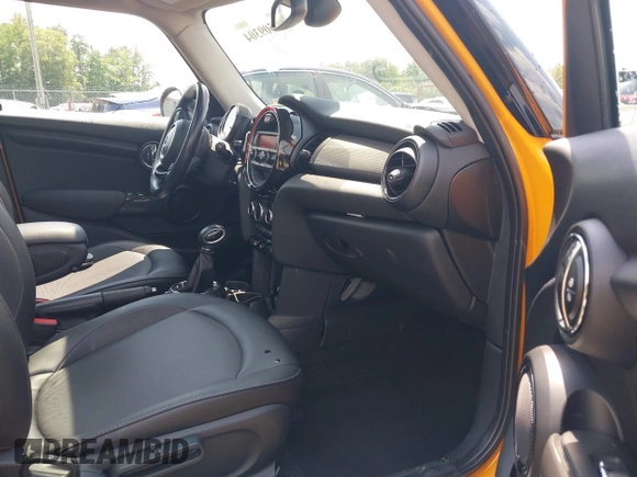 2016 MINI Hardtop 4 Door z VIN WMWXU1C53G2D08424, wystawiony jako IAAI lot #42509304 z przebiegiem 97 729 mil mil oraz . Historia ofert i sprzedaży dostępna na DreamBid. Obrazek 5.