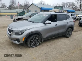 2021 Kia Seltos S z VIN KNDEUCAA3M7043327, wystawiony jako Copart lot #87032464 z przebiegiem 63 926 mil mil oraz Szkody całkowita. Historia ofert i sprzedaży dostępna na DreamBid. Obrazek 1.