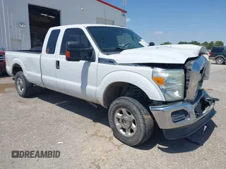 2015 Ford F-250 XLT z VIN 1FT7X2B61FEC27913, wystawiony jako IAAI lot #42362011 z przebiegiem 125 784 mil mil oraz . Historia ofert i sprzedaży dostępna na DreamBid. Obrazek 1.