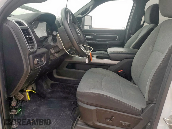 2024 Ram 2500 Big Horn z VIN 3C6UR5DL5RG233994, wystawiony jako Copart lot #59522945 z przebiegiem 21 239 mil mil oraz Szkoda całkowita • Salvage title. Historia ofert i sprzedaży dostępna na DreamBid. Obrazek 7.