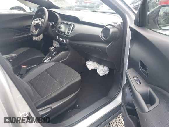 2020 Nissan Kicks S z VIN 3N1CP5BV6LL492817, wystawiony jako IAAI lot #41940178 z przebiegiem 52 327 mil mil oraz . Historia ofert i sprzedaży dostępna na DreamBid. Obrazek 5.