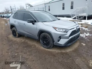 2019 Toyota RAV4 XLE with VIN 2T3W1RFV0KW007088, listed as a IAAI auction lot 41642339 with 60,567 mi miles. Bid and sale history available at carsss.com. Image 1.
