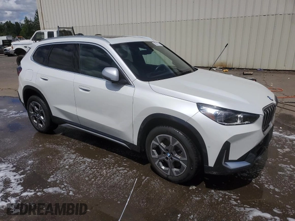 2024 BMW X1 xDrive28i z VIN WBX73EF01R5Z19955, wystawiony jako Copart lot #61263085 z przebiegiem 21 897 mil mil oraz Czysty tytuł • Clean title. Historia ofert i sprzedaży dostępna na DreamBid. Obrazek 4.