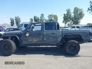 2021 Jeep Gladiator 80th Anniversary z VIN 1C6HJTAG7ML564981, wystawiony jako IAAI lot #42455062 z przebiegiem 89 721 mil mil oraz . Historia ofert i sprzedaży dostępna na DreamBid. Obrazek 14.