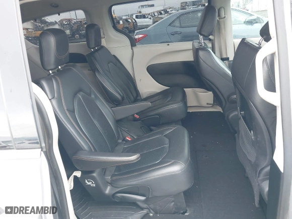 2019 Chrysler Pacifica Touring L with VIN 2C4RC1BGXKR561510, listed as a IAAI auction lot 41516173 with 135,115 mi miles. Bid and sale history available at carsss.com. Image 8.
