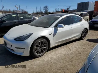 2020 Tesla Model 3 Standard Range Plus z VIN 5YJ3E1EA8LF743985, wystawiony jako Copart lot #47167495 z przebiegiem 47 832 mil mil oraz Szkody całkowita. Historia ofert i sprzedaży dostępna na DreamBid. Obrazek 1.