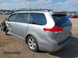 2014 Toyota Sienna LE AAS z VIN 5TDKK3DC9ES454227, wystawiony jako IAAI lot #42030131 z przebiegiem 107 392 mil mil oraz . Historia ofert i sprzedaży dostępna na DreamBid. Obrazek 3.