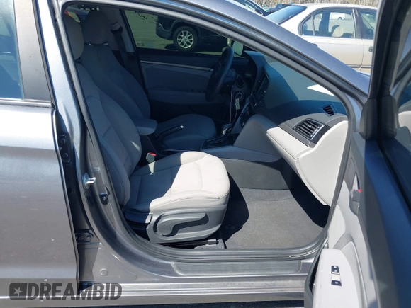 2018 Hyundai Elantra SEL z VIN 5NPD84LF5JH336295, wystawiony jako IAAI lot #41786963 z przebiegiem 96 399 mil mil oraz . Historia ofert i sprzedaży dostępna na DreamBid. Obrazek 5.