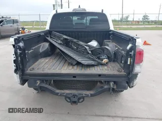 2022 Toyota Tacoma SR z VIN 3TMCZ5AN7NM493268, wystawiony jako IAAI lot #42041593 z przebiegiem 100 589 mil mil oraz . Historia ofert i sprzedaży dostępna na DreamBid. Obrazek 16.