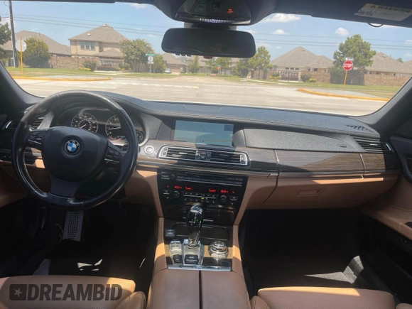 2010 BMW 7 Series 750Li z VIN WBAKB8C58ACY64395, wystawiony jako Copart lot #81823294 z przebiegiem 137 375 mil mil oraz Szkoda całkowita • Salvage title. Historia ofert i sprzedaży dostępna na DreamBid. Obrazek 9.