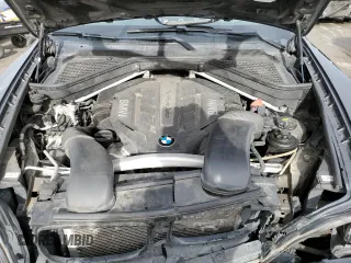 2013 BMW X6 xDrive50i z VIN 5UXFG8C57DL591149, wystawiony jako Copart lot #56979865 z przebiegiem 94 251 mil mil oraz Szkoda całkowita • Salvage title. Historia ofert i sprzedaży dostępna na DreamBid. Obrazek 14.