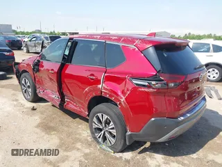 2021 Nissan Rogue SV z VIN JN8AT3BAXMW009086, wystawiony jako IAAI lot #42042747 z przebiegiem 68 594 mil mil oraz . Historia ofert i sprzedaży dostępna na DreamBid. Obrazek 3.