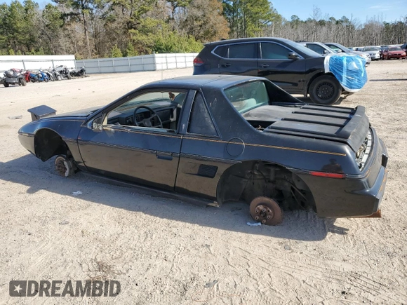1985 Pontiac Fiero z VIN 1G2PM37R0FP243885, wystawiony jako Copart lot #43140515 z przebiegiem 179 713 mil mil oraz Czysty tytuł • Clean title. Historia ofert i sprzedaży dostępna na DreamBid. Obrazek 2.