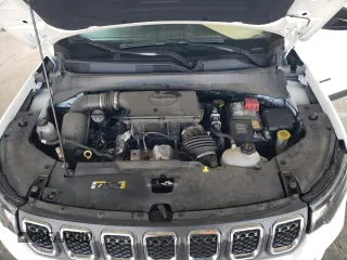 2023 Jeep Compass Latitude z VIN 3C4NJDBN0PT561850, wystawiony jako Copart lot #60563465 z przebiegiem 50 881 mil mil oraz Czysty tytuł • Clean title. Historia ofert i sprzedaży dostępna na DreamBid. Obrazek 11.