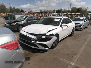2024 Hyundai Elantra Limited z VIN KMHLN4DJ4RU093132, wystawiony jako IAAI lot #41960097 z przebiegiem 8 445 mil mil oraz . Historia ofert i sprzedaży dostępna na DreamBid. Obrazek 17.