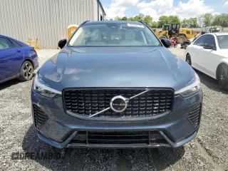 2024 Volvo XC60 Plus Dark Theme z VIN YV4L12RL7R1928699, wystawiony jako Copart lot #56486195 z przebiegiem Nie podano mil oraz Nie do naprawy • Non repairable. Historia ofert i sprzedaży dostępna na DreamBid. Obrazek 5.