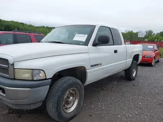 1999 Dodge 1500 z VIN 1B7HF13Y3XJ616238, wystawiony jako IAAI lot #42347619 z przebiegiem 225 237 mil mil oraz . Historia ofert i sprzedaży dostępna na DreamBid. Obrazek 2.