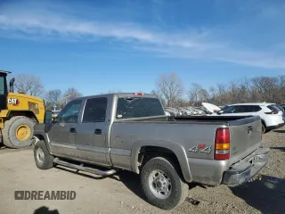2001 GMC Sierra 1500HD SLE z VIN 1GTGK13U51F165800, wystawiony jako Copart lot #82983364 z przebiegiem 139 686 mil mil oraz Szkody całkowita. Historia ofert i sprzedaży dostępna na DreamBid. Obrazek 2.