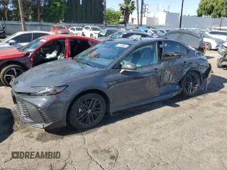 2025 Toyota Camry LE z VIN 4T1DAACK6SU569136, wystawiony jako Copart lot #56491575 z przebiegiem 1 044 mil mil oraz Czysty tytuł • Clean title. Historia ofert i sprzedaży dostępna na DreamBid. Obrazek 1.