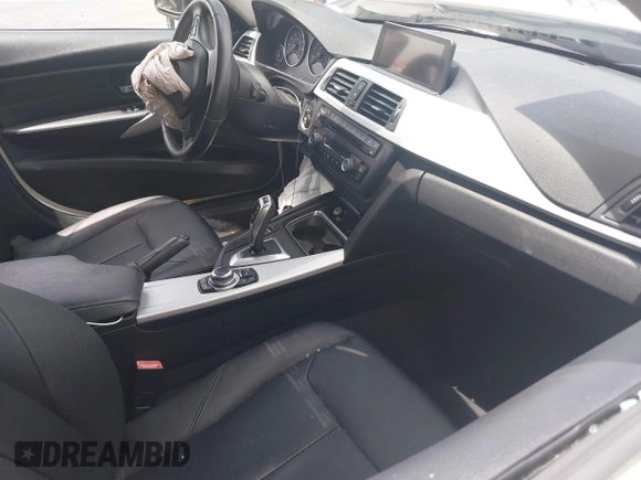 2013 BMW 3 Series 328i xDrive с VIN WBA3B5C54DF597262, выставлен на аукционе IAAI как лот 42640101 с пробегом 109 136 миль миль и . История ставок и продаж доступна на DreamBid. Изображение 5.