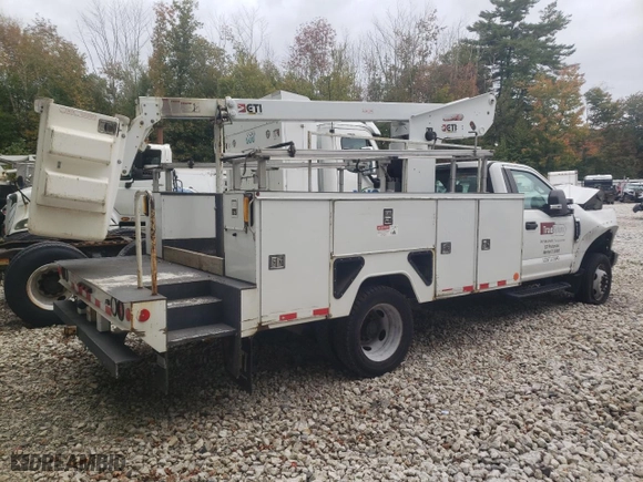 2017 Ford Super Duty F-550 DRW XL with VIN 1FDUF5GY1HEE85526, listed as a Copart auction lot 72215834 with 90,996 mi miles and Salvage Title. Bid and sale history available at carsss.com. Image 3.
