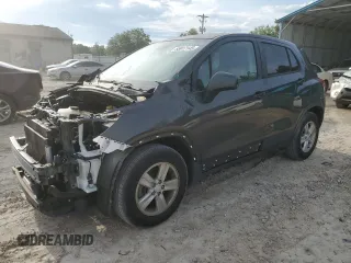 2020 Chevrolet Trax LS z VIN 3GNCJKSB6LL215725, wystawiony jako Copart lot #55917145 z przebiegiem 61 218 mil mil oraz Szkoda całkowita • Salvage title. Historia ofert i sprzedaży dostępna na DreamBid. Obrazek 1.