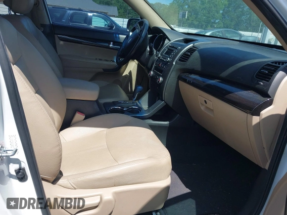 2011 Kia Sorento EX z VIN 5XYKU4A23BG041627, wystawiony jako IAAI lot #42409457 z przebiegiem Nie podano mil oraz . Historia ofert i sprzedaży dostępna na DreamBid. Obrazek 5.