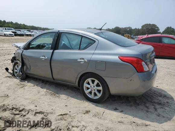 2012 Nissan Versa SV z VIN 3N1CN7AP6CL858151, wystawiony jako Copart lot #59192435 z przebiegiem 134 490 mil mil oraz Szkoda całkowita • Salvage title. Historia ofert i sprzedaży dostępna na DreamBid. Obrazek 2.