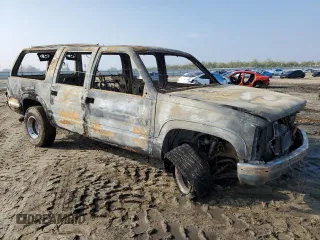 1997 Chevrolet Suburban with VIN 3GNFK16R8VG121000, listed as a Copart auction lot 83406924 with 0 mi miles and Non Repairable. Bid and sale history available at carsss.com. Image 4.