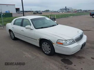 2005 Lincoln Town Car Signature Limited z VIN 1LNHM82W75Y640718, wystawiony jako IAAI lot #42344956 z przebiegiem 150 659 mil mil oraz . Historia ofert i sprzedaży dostępna na DreamBid. Obrazek 1.