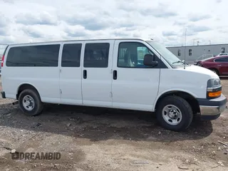2020 Chevrolet Express Passenger LT z VIN 1GAZGPFG0L1243105, wystawiony jako IAAI lot #42086334 z przebiegiem 79 370 mil mil oraz . Historia ofert i sprzedaży dostępna na DreamBid. Obrazek 13.