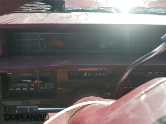 1991 Cadillac DeVille z VIN 1G6CD13B7M4306411, wystawiony jako Copart lot #50128155 z przebiegiem Nie podano mil oraz Szkoda całkowita • Salvage title. Historia ofert i sprzedaży dostępna na DreamBid. Obrazek 9.